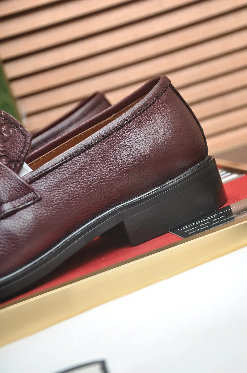 Men's shoes💰460💶Italy's top luxury men's shoes giant [GUCCI Gucci] has a new model 🍃Original European style🔰 Pleasant to the eye😍In order to make the shoes more durable and non-deformable🌀The production continues to follow traditional methods but there is still no lack of innovation💪The original cowhide is chosen for the leather♻️ Smooth, natural and exceptionally bright⭐Made of imported cowhide, the first choice of the rich 38-45 (45 customized)